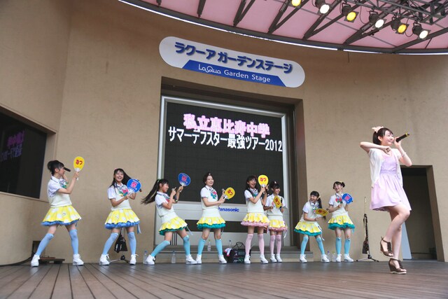 杏野なつ生誕祭はファンが用意した「なつ」「祭」と書かれたうちわで大盛り上がり。