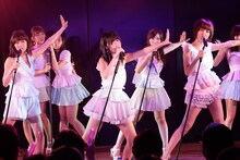 「ヘビーローテーション」を披露するAKB48チームA。 (C)AKS