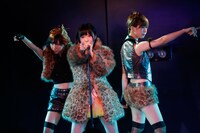 片山陽加（写真左）、大家志津香（右）とともに「愛しきナターシャ」を披露する指原莉乃。 (C)AKS