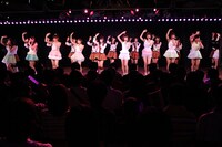 「桜の花びらたち」を披露するAKB48チームA、HKT48。 (C)AKS