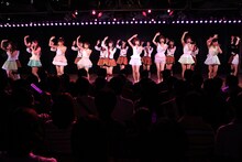 「桜の花びらたち」を披露するAKB48チームA、HKT48。 (C)AKS