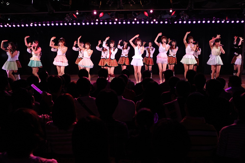 「桜の花びらたち」を披露するAKB48チームA、HKT48。 (C)AKS