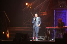 「Only me, Only you」でスーツスタイルに着替えた清水翔太。