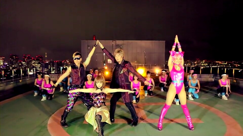 決めポーズを披露するALTIMA（左）と、それに1人で対抗する岡本夏生