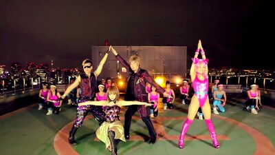 決めポーズを披露するALTIMA（左）と、それに1人で対抗する岡本夏生（右）。