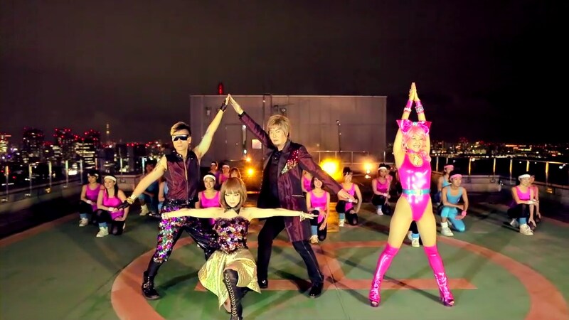 決めポーズを披露するALTIMA（左）と、それに1人で対抗する岡本夏生（右）。