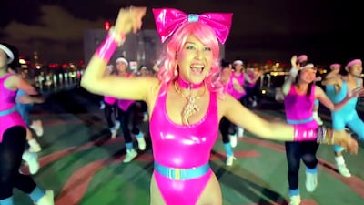 バブル期を思い出させるギラギラしたサウンドに誘われ、本能をむき出しにして踊る岡本夏生。