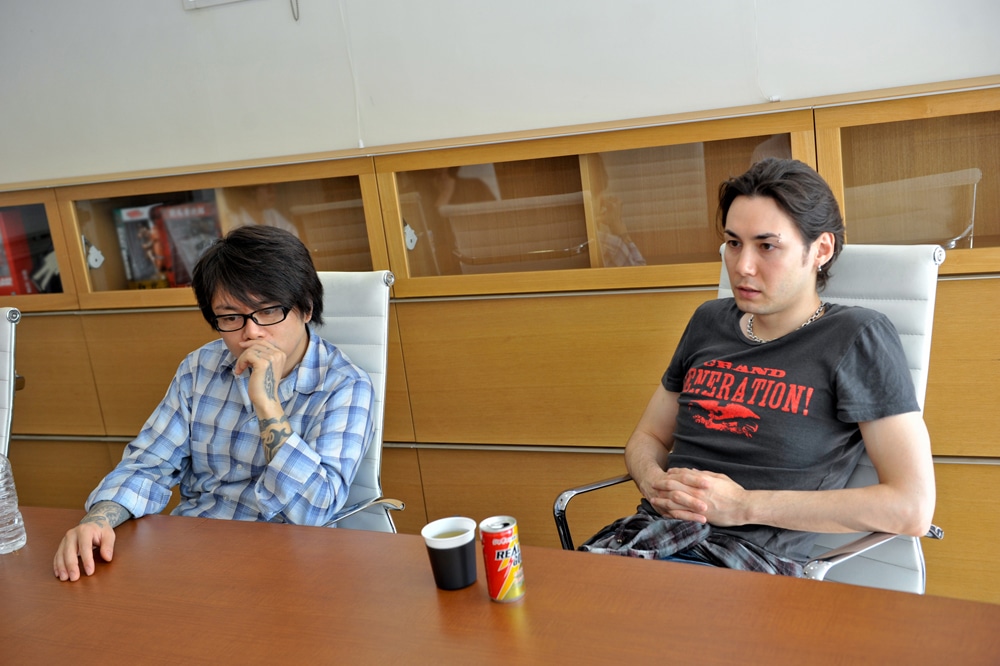インタビューに答えるKEN LLOYD（写真右）、RIKIJI（左）。