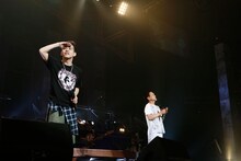 武道館のステージに小田和正（写真右）と並び、客席を見渡す清水翔太（左）。