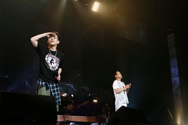 武道館のステージに小田和正（写真右）と並び、客席を見渡す清水翔太（左）。