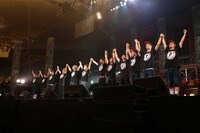 バンドメンバー、ダンサーとともに大団円を迎えた様子。