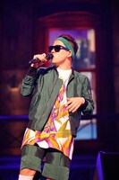 前半パートの衣装はストリートスタイル。