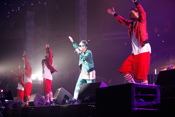 ライブ冒頭はダンサーとともに圧巻のダンスパフォーマンスを展開。