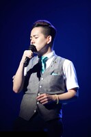 目を閉じて曲の世界に入り込む清水翔太。