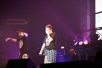 「マダオワラナイ」の曲中に目を覆って歌えなくなる清水翔太。後に「すみません、こらえきれず。本当にうれしくて、ただそれだけなんです」と語った。