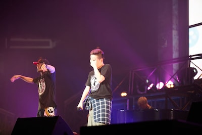 「マダオワラナイ」の曲中に目を覆って歌えなくなる清水翔太。後に「すみません、こらえきれず。本当にうれしくて、ただそれだけなんです」と語った。