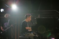 アンコール時、ピアノ弾き語りでしっとりと歌う清水翔太。