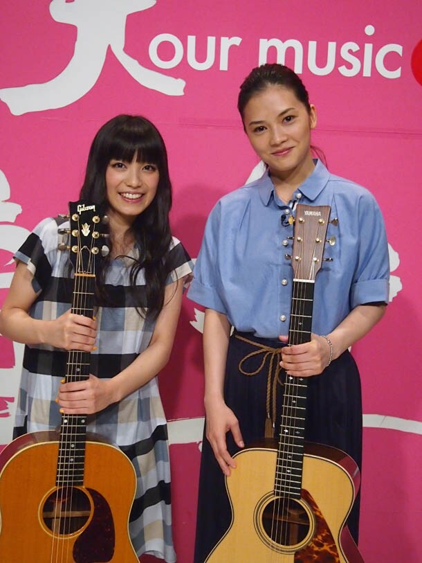 トーク収録時のmiwaとYUI。
