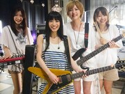 スタジオライブ収録時のmiwaとChelsy。