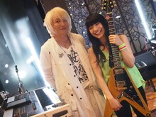 スタジオライブ収録時のmiwaと浅倉大介。