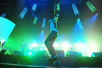 写真は16日のSUEDEのライブの模様。