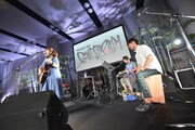 写真は15日の岩崎愛のライブの模様。