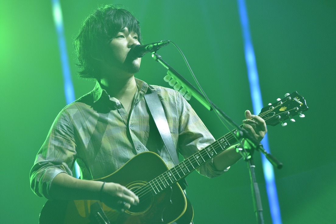 写真は15日の秦基博のライブの模様。