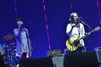 16日のステージでコラボレーションを果たした橋本絵莉子（写真左 / チャットモンチー）と後藤正文（写真右 / ASIAN KUNG-FU GENERATION）。