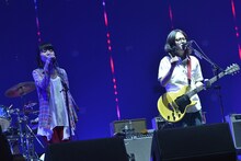 16日のステージでコラボレーションを果たした橋本絵莉子（写真左 / チャットモンチー）と後藤正文（写真右 / ASIAN KUNG-FU GENERATION）。