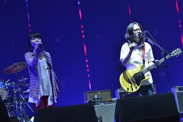 16日のステージでコラボレーションを果たした橋本絵莉子（写真左 / チャットモンチー）と後藤正文（写真右 / ASIAN KUNG-FU GENERATION）。