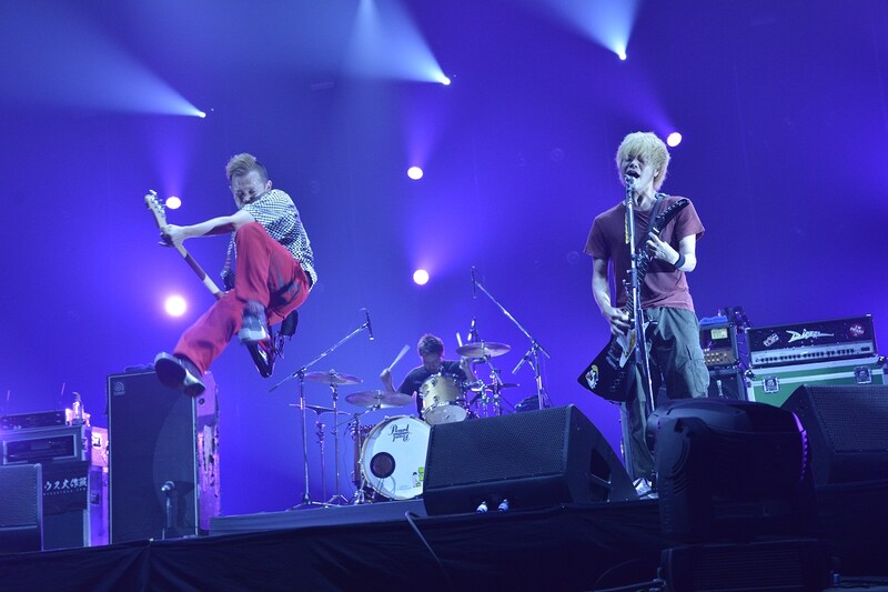 写真は16日の10-FEETのライブの模様。