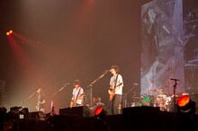 7月14日に行われた「BUMP OF CHICKEN 2012 TOUR『GOLD GLIDER TOUR』」ツアーファイナルの様子。（Photo by 平間至）