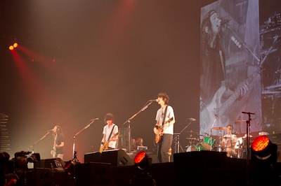 7月14日に行われた「BUMP OF CHICKEN 2012 TOUR『GOLD GLIDER TOUR』」ツアーファイナルの様子。（Photo by 平間至）
