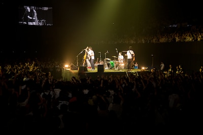 通称「恥ずかし島」で演奏するメンバー4人。（Photo by 平間至）