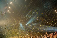本編ラストの「天体観測」で場内に金色のラメが降り注がれた様子。（Photo by 平間至）