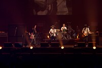 7月14日に行われた「BUMP OF CHICKEN 2012 TOUR『GOLD GLIDER TOUR』」ツアーファイナルの様子。（Photo by 平間至）