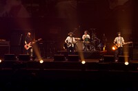 7月14日に行われた「BUMP OF CHICKEN 2012 TOUR『GOLD GLIDER TOUR』」ツアーファイナルの様子。（Photo by 平間至）