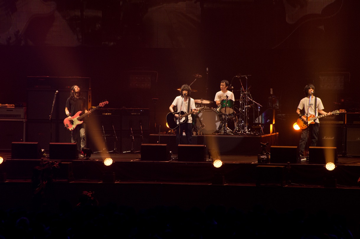7月14日に行われた「BUMP OF CHICKEN 2012 TOUR『GOLD GLIDER TOUR』」ツアーファイナルの様子。（Photo by 平間至）