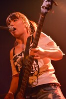 あんな（Vo, B）