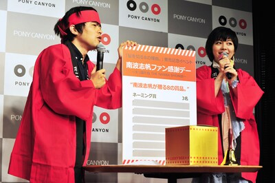 「南波志帆ファン感謝デー～太っ腹だね THE NANBA SHOW店～」にトークゲストとして登場したバカリズム（左）と南波志帆（右）。