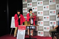 南波の絶妙なタッチの似顔絵に、何とも言えない表情を浮かべるバカリズム。