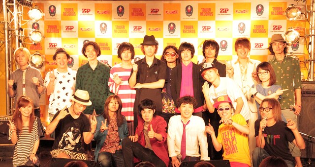 イベント出演者による記念撮影。