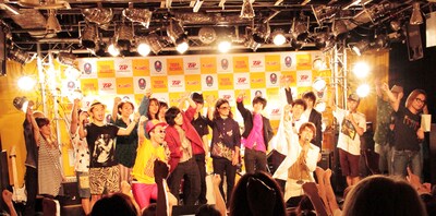 イベントのラストに雄たけびを上げる出演者たち。