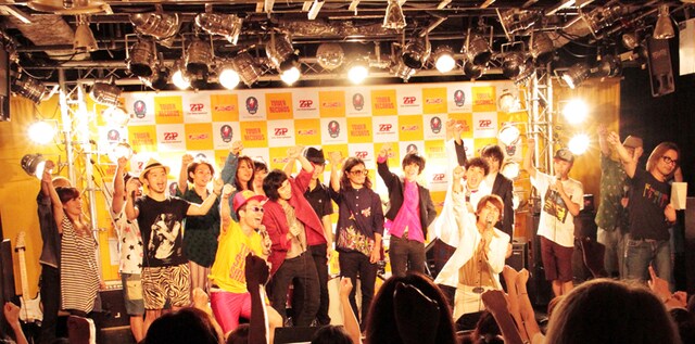 イベントのラストに雄たけびを上げる出演者たち。