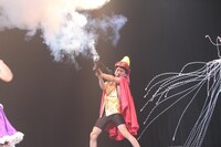 ダイナミックな演出とゲームの登場人物さながらの衣装が目を引いた「バカ▽バカ▽バカ▽」のワンシーン。