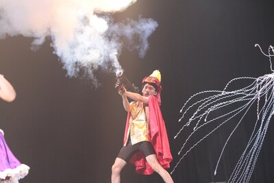 ダイナミックな演出とゲームの登場人物さながらの衣装が目を引いた「バカ▽バカ▽バカ▽」のワンシーン。