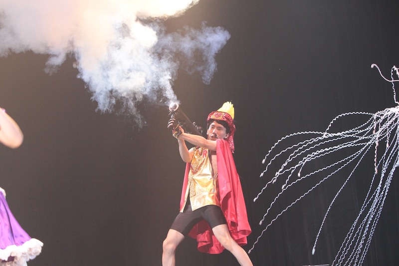 ダイナミックな演出とゲームの登場人物さながらの衣装が目を引いた「バカ▽バカ▽バカ▽」のワンシーン。