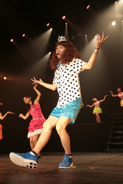 ライブの最後を飾った「ぼくはシンデレラ・コンプレックス」で歌い踊る清竜人。