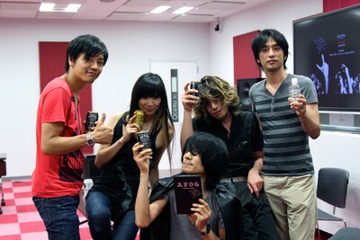 Ustream配信終了後の出演者の様子。ノンアルコールで通した曽根を除く面々が酔っぱらっているのはご愛敬。