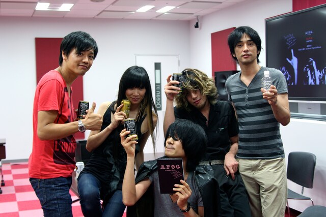 Ustream配信終了後の出演者の様子。ノンアルコールで通した曽根を除く面々が酔っぱらっているのはご愛敬。